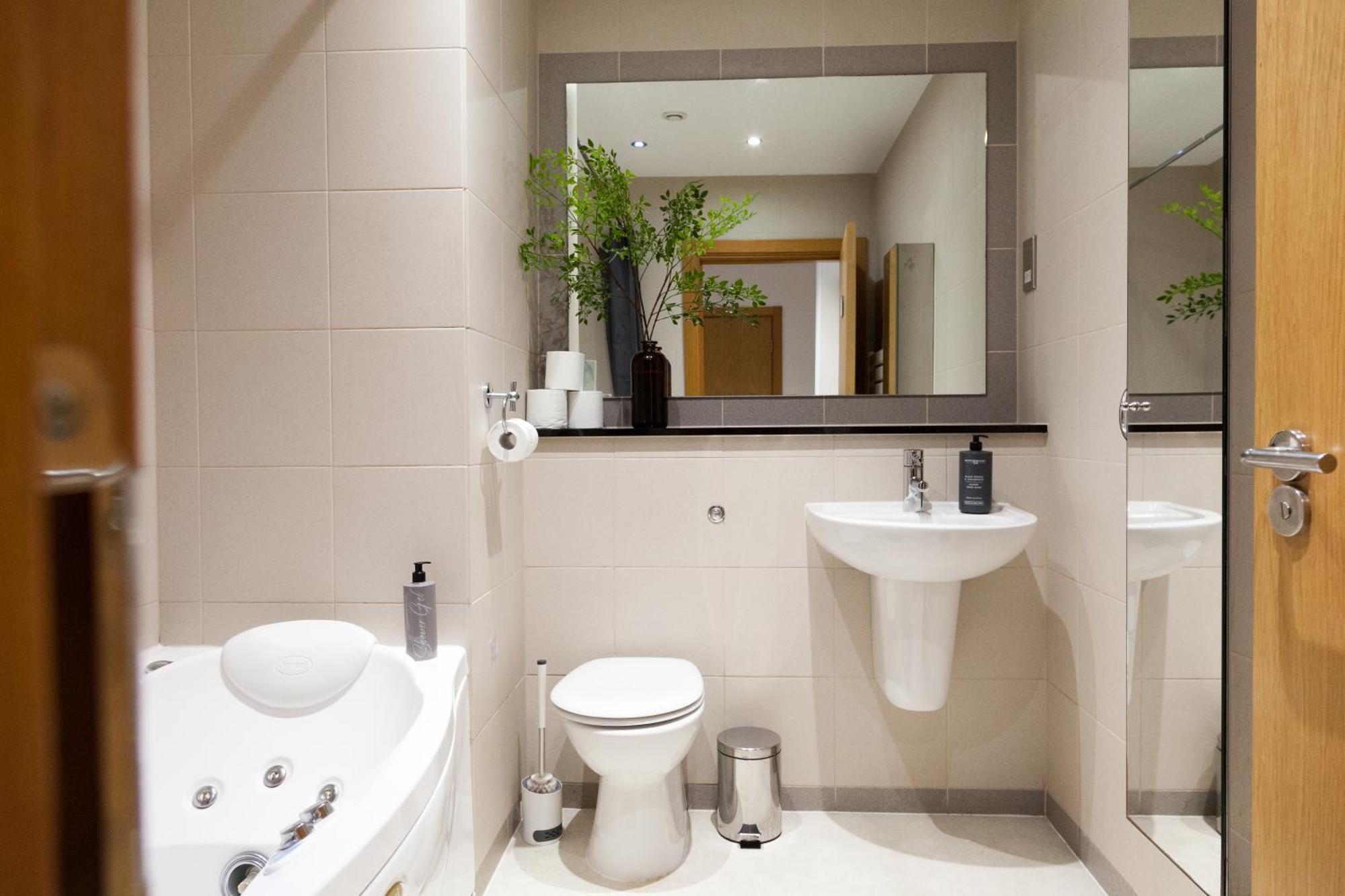Weekly & Monthly Stays In Penthouse For Contractors Or Leisure Single Or Superking Beds Available Birkenhead Exterior foto